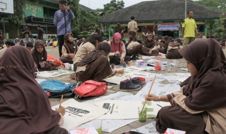 Lomba lukis kantong bak sampah.