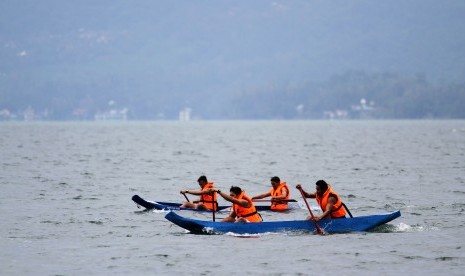 Lomba memacu sampan atau pacu biduak.