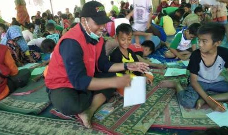 Lomba menggambar untuk anak-anak pengungsi korban gempa di Sigarpenjalin, Lombok Utara.