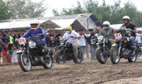 Lomba balapan motor klasik di Pantai Wisata Tanjung Pakis di Karawang. (Ilustrasi)