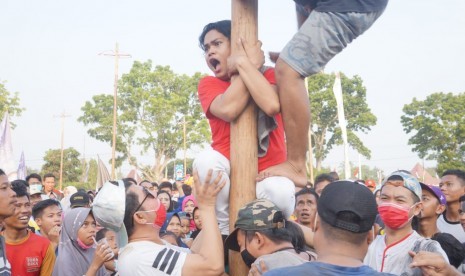 Lomba panjat pinang meriahkan HUT RI. 