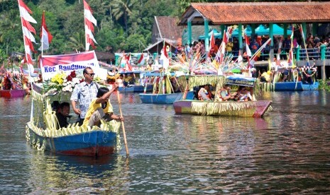 Lomba perahu hias digelar untuk menyemarakkan Festival Baruklinting 2016.