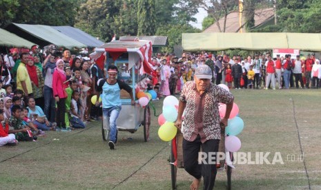 Lomba tarik gerobak meriahkan HUT ke-72 Kemerdekaan RI di Lapangan Gatot Soebroto Cijantung, Komplek Kopassus, Jakarta, Sabtu (19/8).