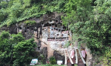 Londa is one of famous tourist attraction in Tana Toraja, South Sulawesi. Local residents used the steep rock as graveyard.