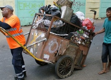 London binman, Wilbur Ramirez tinggal selama 10 hari di rumah Imam, tukang sampah di Jakarta. Dia mencoba menghayati kehidupan sehari-hari Imam. 