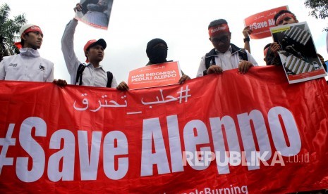  Pengunjuk rasa yang tergabung dalam Gerakan Solidaritas Muslim (GSM)  berjalan menuju Jalan Merdeka, sebagai bentuk simpatik terhadap perjuangan Muslim Aleppo di Suriah, Bandung, Jumat (6/5).(foto : Dede Lukman)