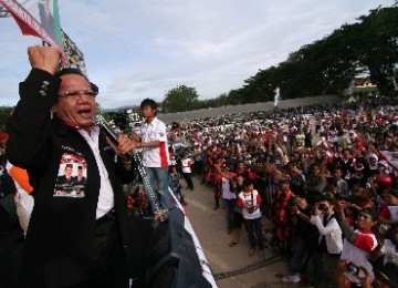 Longki Djanggola berorasi di depan pendukungnya di Lapangan Watulemo, Palu, Sulawesi Tengah, Minggu (12/12). 