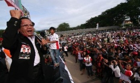 Longki Djanggola berorasi di depan pendukungnya di Lapangan Watulemo, Palu, Sulawesi Tengah, Minggu (12/12). 