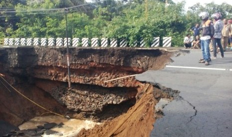 Longsor akibat banjir di Pangandaran.