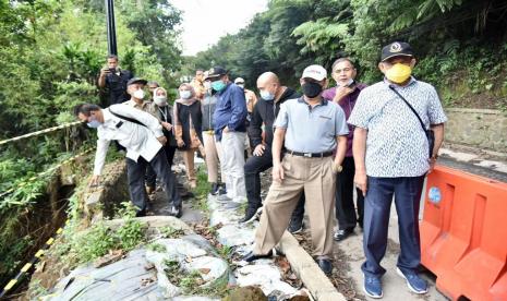 Pimpinan dan Anggota Komisi IV DPRD Provinsi Jawa Barat saat meninjau lokasi longsor di Cisarua, Kabupaten Bandung Barat, Kamis (15/4).