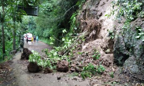 Longsor di Jalan Maribaya, arah Desa Cibodas, Kecamatan Lembang, Kabupaten Bandung Barat, Ahad (27/11/2022). Dalam kejadian itu tidak ada korban jiwa, untuk sementara jalan tidak bisa dilalui kebdaraan  