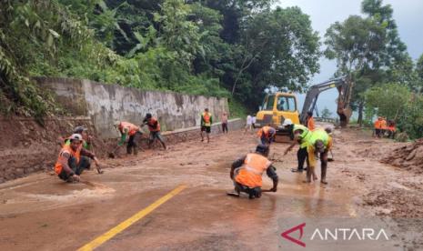 Longsor di jalur Majalengka-Kuningan, Jawa Barat. Jalur Majalengka-Kuningan dipastikan bisa dilewati pemudik setelah sempat longsor.