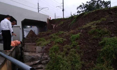 Longsor di underpass KA Jalan Perimeter Selatan Bandara Soerkarno-Hatta arah Tangerang, Banten, Senin (5/2).