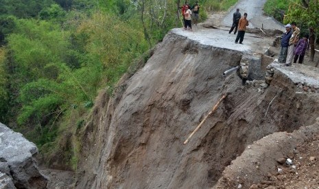 Daerah Diminta Waspadai Bencana Hidrometeorologis. Foto: Longsor (Ilustrasi)