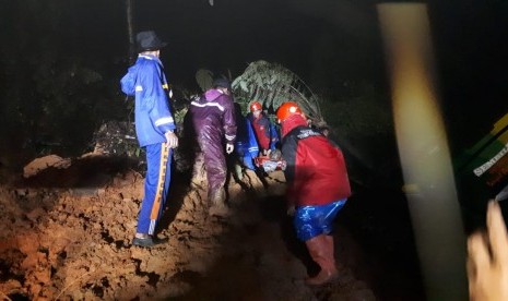 Longsor kembali memutus jalur Padang-Solok pada Jumat (14/12). Akibatnya, tiga kendaraan terseret material longsor dan satu orang dilaporkan meninggal dunia. 