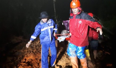 Longsor kembali memutus jalur Padang-Solok pada Jumat (14/12). Akibatnya, tiga kendaraan terseret material longsor dan satu orang dilaporkan meninggal dunia. 