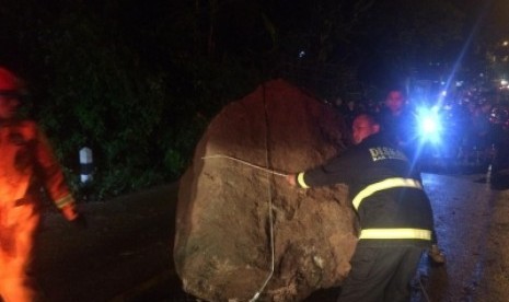 Longsor material batu besar terjadi di jalan raya Soreang-Ciwidey, Kampung  Cukanggenteng perbatasan dengan Kampung Sukajadi RT 01 RW 01, Kecamatan  Pasirjambu, Kabupaten Bandung, Sabtu (27/4).