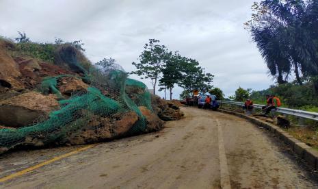 Longsor menerjang jalan selatan Cianjur yakni tepatnya Jalan Raya Cianjur-Bandung Kecamatan Naringgul, Kabupaten Cianjur, Rabu (17/2) siang