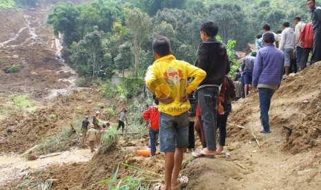 Longsor menimpa puluhan rumah warga dan menewaskan setidaknya 17 orang di desa Muka Payung kampung Lembang kecamatan Cililin kabupaten Bandung Barat, Senin (25/3).   (Republika/Arief Maulana Hasan)