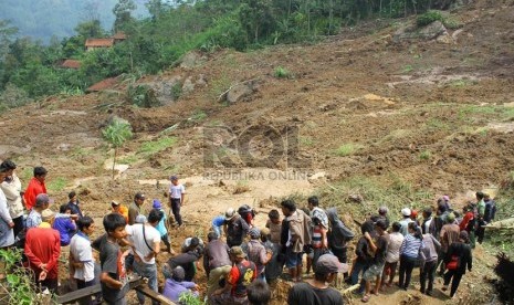 Longsor menimpa puluhan rumah warga dan menewaskan setidaknya 17 orang di desa Muka Payung kampung Lembang kecamatan Cililin kabupaten Bandung Barat Senin (25/3).   (Republika/Arief Maulana Hasan)