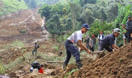 Longsor menimpa puluhan rumah warga dan menewaskan setidaknya 17 orang di desa Muka Payung kampung Lembang kecamatan Cililin kabupaten Bandung Barat, Senin (25/3).   (Republika/Arief Maulana Hasan)