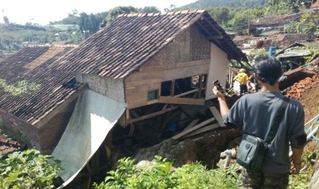 Longsor menimpa satu rumah di Kampung Cisalang, Desa Kadipaten, Kecamatan Kadipaten, Kabupaten Tasikmalaya, Rabu (22/2) malam. Dalam kejadian itu, sang pemilik rumah jadi satu-satunya korban luka.