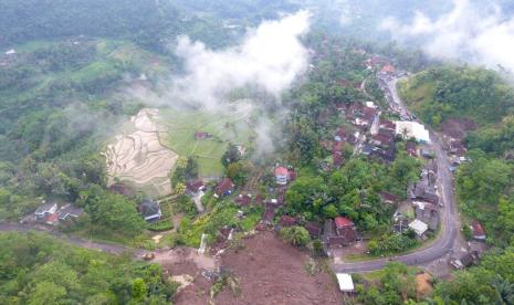 Longsor menutup akses jalan provinsi di Kecamatan Talegong, Kabupaten Garut, Kamis (3/12). Saat ini, jalan sudah kembali bisa dilalui meski belum normal sepenuhnya.