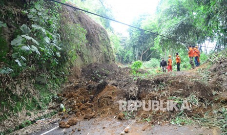 Jalur wisata alam sejuk, di Jalan Kol Masturi, Kecamatan Lembang, Kabupaten Bandung Barat, selain rawan longsor juga rawan kecelakaan lalulintas 