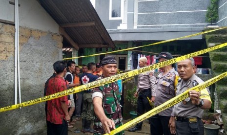 Longsor menyebabkan satu rumah ambruk di Kampung Cibolang, RT/RW 01/01, Desa Banjarwangi, Kecamatan Ciawi, Kabupaten Bogor, Kamis (20/2). Peristiwa tersebut mengakibatkan empat korban jiwa yang merupakan satu keluarga meninggal dunia. 