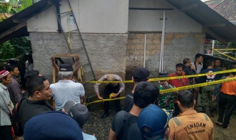 Longsor menyebabkan satu rumah ambruk di Kampung Cibolang, RT/RW 01/01, Desa Banjarwangi, Kecamatan Ciawi, Kabupaten Bogor, Kamis (20/2). Peristiwa tersebut mengakibatkan empat korban jiwa yang merupakan satu keluarga meninggal dunia. 