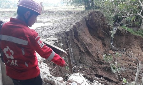 (ILUSTRASI) Longsor berdampak terhadap saluran irigasi.