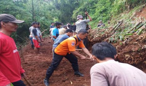 Longsor tebing di Kampung Logok Talingkup, RT 01 RW 03, Desa Cirawamekar, Kecamatan Cipatat, Rabu (25/3) malam akibat hujan deras. Longsor terjadi sepanjang 20 meter dengan ketinggian 8 meter. Akses jalan empat desa tidak bisa dilintasi dan saat ini sudah mulai bisa dilalui kendaraan. 