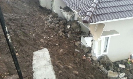 Longsor yang menghantam sebuah rumah kos di di Jalan Suko Agung Kelurahan Merjosari Kecamatan Lowokwaru Kota Malang, Provinsi Jawa Timur, Ahad (12/11).