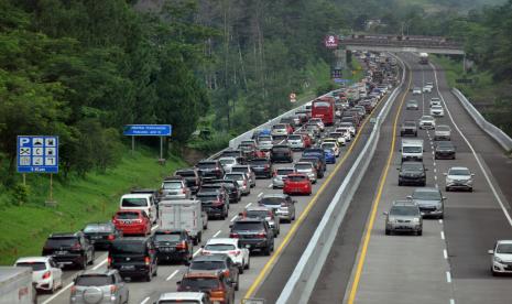 Lonjakan volume kendaraan di ruas tol Trans Jawa segmen Semarang- Solo di wilayah Kabupaten Semarang, pada H-3 Lebaran 1443 Hijriah, Jumat (29/4), 