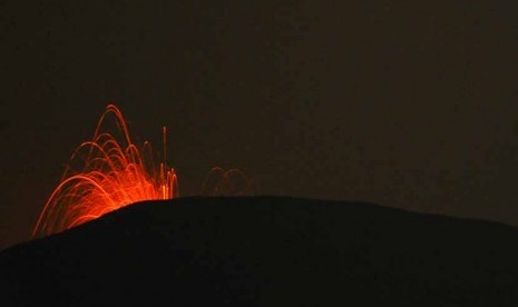 Lontaran material pijar terlihat pada kawah Gunung Slamet dari Desa Melung, Baturraden, Banyumas, Jateng, Sabtu (26/4) pagi. 