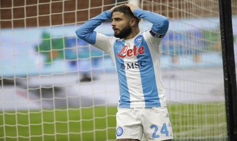 Lorenzo Insigne dari Napoli bereaksi setelah kehilangan kesempatan untuk mencetak gol, selama pertandingan sepak bola Serie A antara Inter Milan dan Napoli, di stadion San Siro di Milan, Italia, Rabu, 16 Desember 2020.