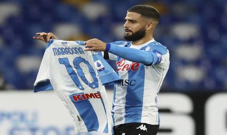  Lorenzo Insigne dari Napoli memegang jersey Maradona bernomor 10, merayakan setelah mencetak gol pertama pertandingan melawan AS Roma, selama pertandingan sepak bola Serie A antara Napoli dan Roma, di Stadion Napoli San Paolo di Naples, Italia, Minggu, November. 29, 2020.