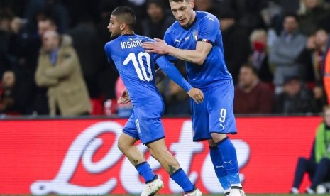 Lorenzo Insigne (kiri) seusai menjebol gawang Inggris.