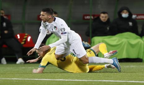 Lorenzo Pellegrini dari Italia, teratas, menantang bola dengan pemain Lithuania Egidijus Vaitkunas selama pertandingan sepak bola kualifikasi Grup C Piala Dunia 2022 antara Lithuania dan Italia di stadion LFF di Vilnius, Rabu, 31 Maret 2021. 