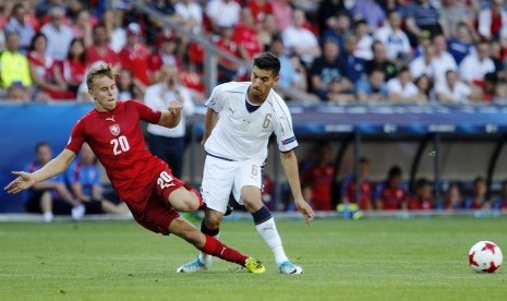 Lorenzo Pellegrini (kanan).