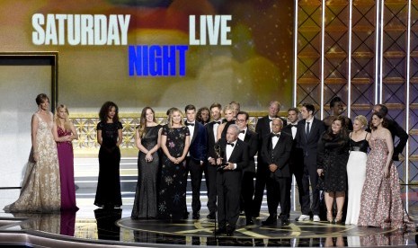 Lorne Michaels and kru Saturday Night Live menerima penghargaan di Emmy yang ke 69, Senin (18/9), di Teater Microsoft, Los Angeles.