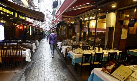 Lorong-lorong yang biasanya ramai di pusat belanja dan hiburan Istanbul Turki, kini sepi menyusul bom bunuh diri yang terjadi Sabtu (19/3).