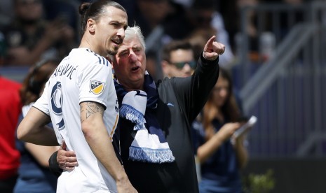 Los Angeles Galaxy Zlatan Ibrahimovic (kiri) bersama pelatih Siegried 