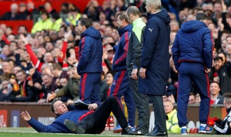 Louis van Gaal saat jatuh memeragakan aksi diving pemain Arsenal.