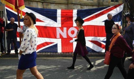 Loyalists march past a Union flag during a pro-Union rally in Edinburgh, Scotland September 13, 2014.