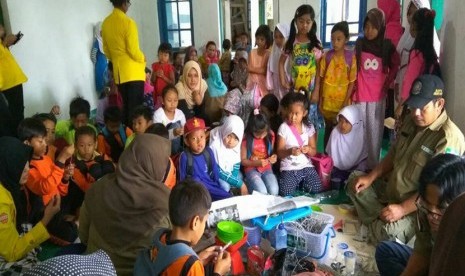 LPBI NU bekerja sama dengan Himpunan Mahasiswa Administrasi Niaga Politeknik Negeri Jakarta menggelar Pelatihan Pengelolaan Sampah Non Organik sekaligus meresmikan pembentukan Bank Sampah Nusantara Cabang Kp. Langkop Desa Gunung Picung, Kabupaten Bogor,