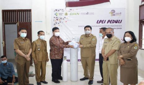 LPEI menyerahkan bantuan penanganan Covid-19 kepada Pemerintah Kabupaten Samosir.