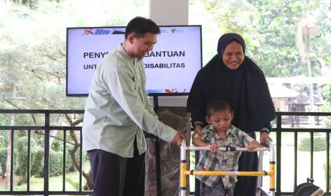 LPM Dompet Dhuafa memberikan bantuan berupa Sepatu Afo, Alat Bantu Berjalan, dan Alat Bantu Dengar.