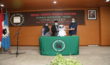 LPPM Unisba menyerahkan masing-masing lima buah Biomask Respirator kepada tiga rumah sakit.