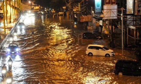 Luapan air Kali Ciliwung merendam Jalan KH Abdullah Syafe'i, Kampung Melayu Besar, Jakarta, Ahad (12/1) malam.  (Republika/Prayogi)